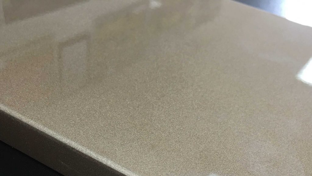 Эффект металлик на медном кухонном фасаде
